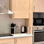 90Qm Designerwohnung Mit Kueche Und Jacuzzi In Do-City